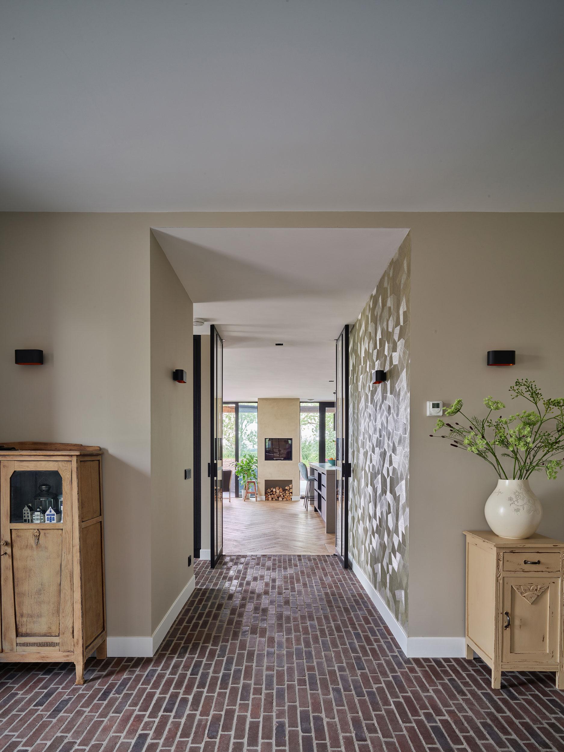 Akoestisch spuitwerk in een hal van een woning. 