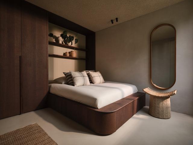 Een slaapkamer met natuurlijke tinten en een moderne afwerking.  