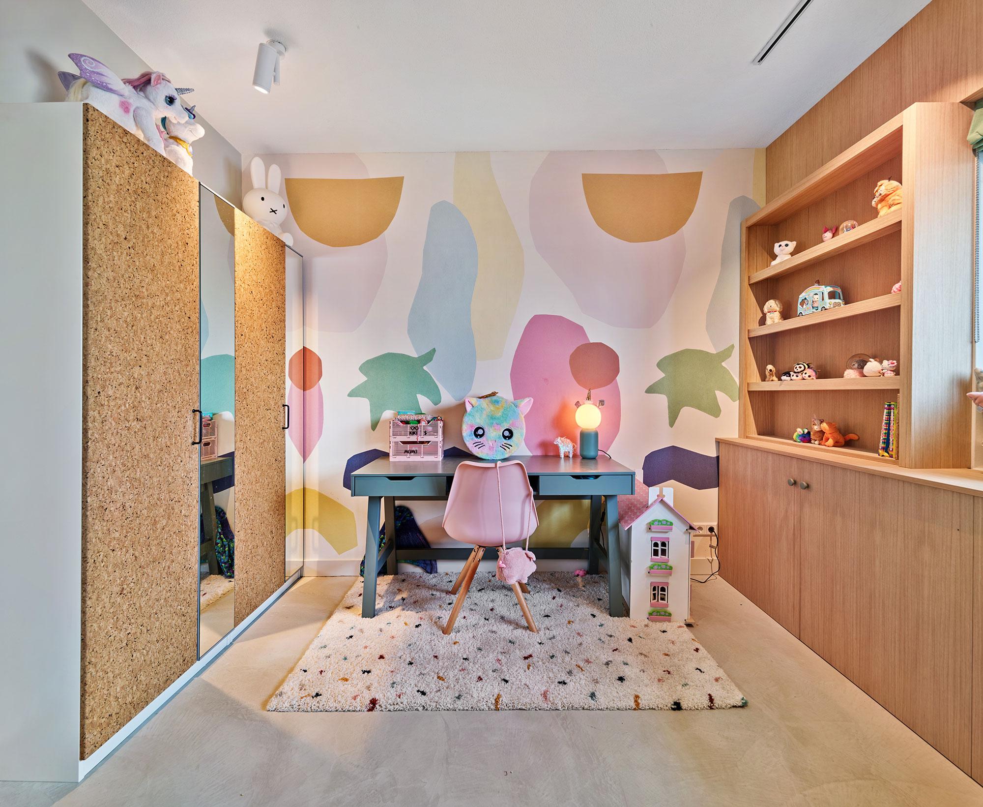 Akoestisch spuitwerk in een kinderkamer.