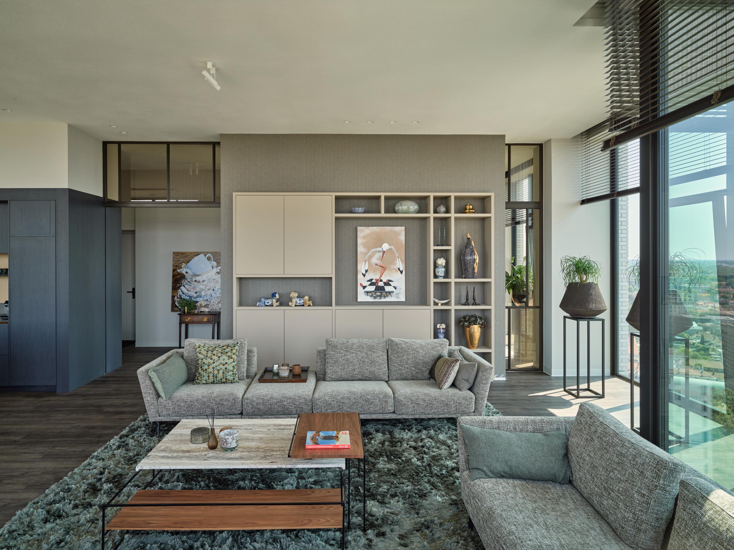 Penthouse met akoestisch spuitwerk op het plafond in een witte kleur.